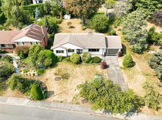 3278 Henderson Rd, Oak Bay, BC V8P 5A6