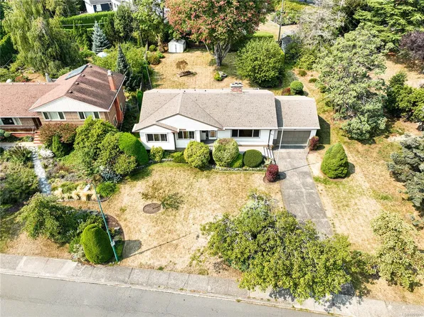 3278 Henderson Rd, Oak Bay, BC V8P 5A6