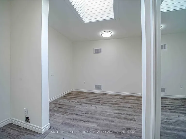 843 Danforth Ave #UPPER — Photo 2