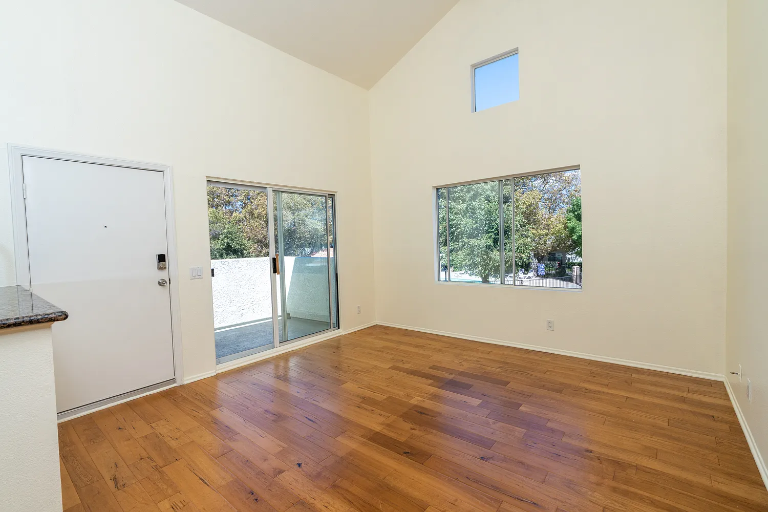 3 bed, 1045 sqft, $3,195 — Photo 2