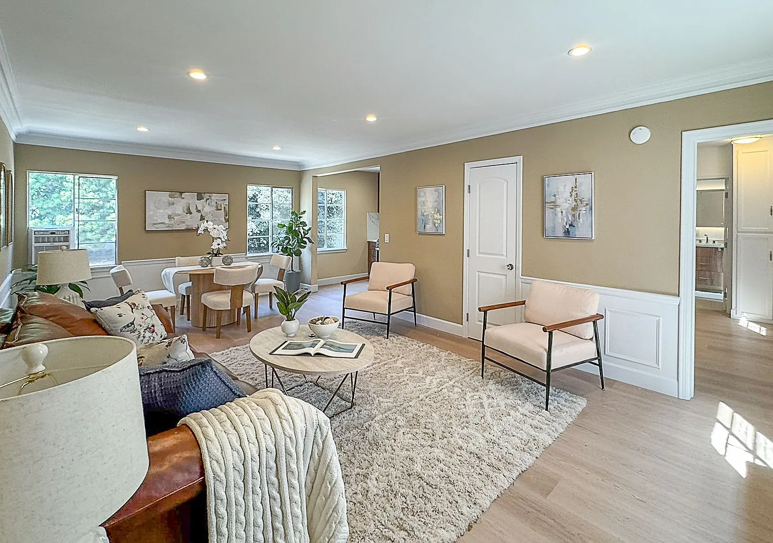 Stunning Upper-Level Residence in Prime Beverly Hills Neighborhood — Photo 1