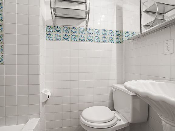 5th image of 101 Charles St APT 1RE