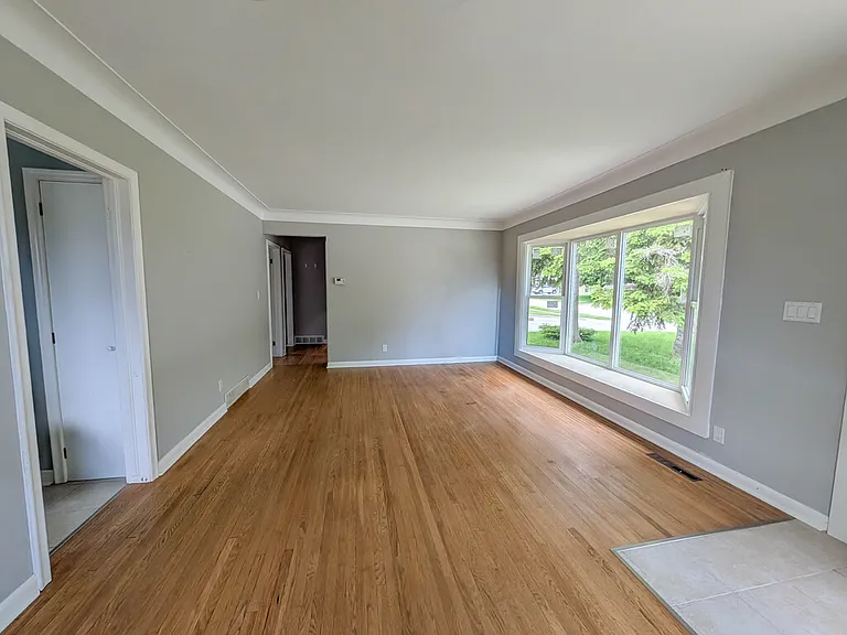 6332 Sherwood Rd — Photo 6