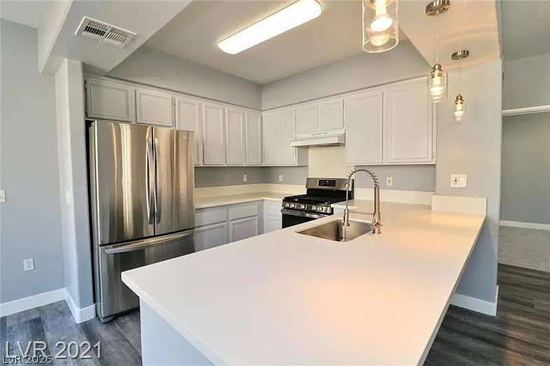 3 bed, 2.0 bath, 1299 sqft, $1,850 — Photo 2