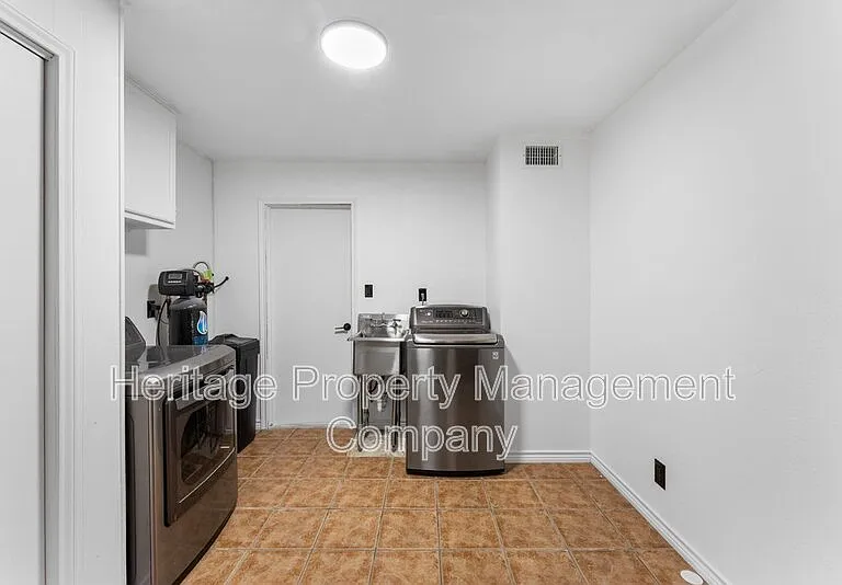 3614 Versailles Dr — Photo 37
