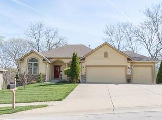 5685 NW Heritage Hill Rd, Parkville, MO 64152
