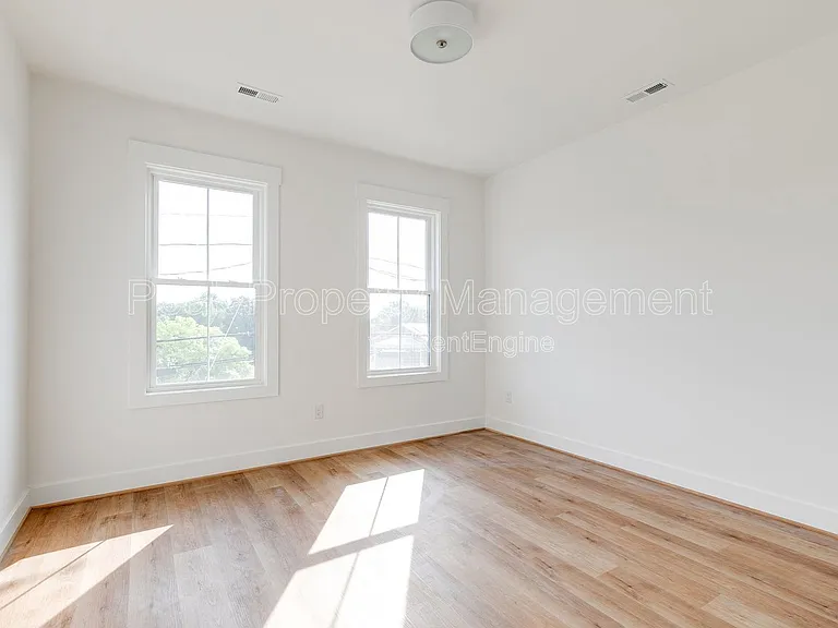 211 E 15th St — Photo 29
