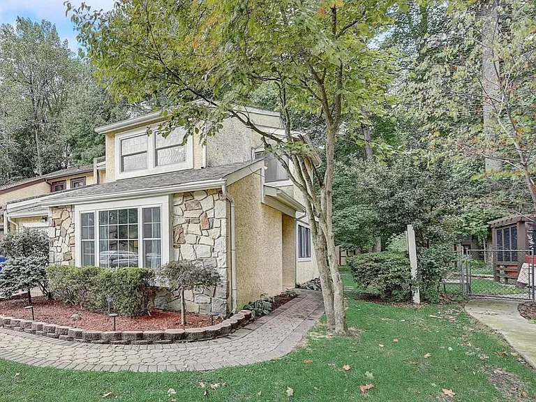5 Christopher Rd — Photo 2