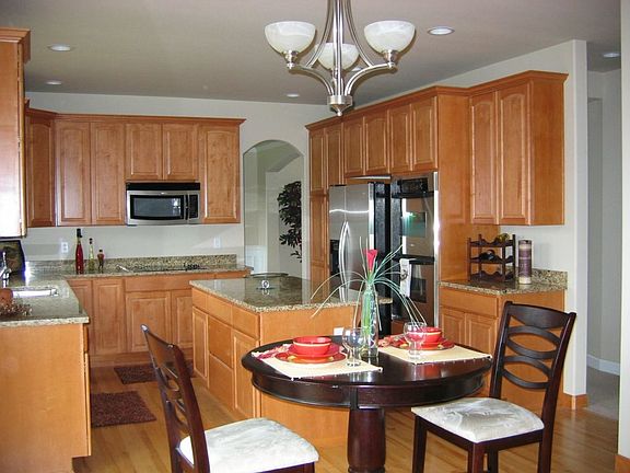 Kitchen w/ granite& SS