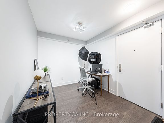 2nd image of 318 Richmond St W #411