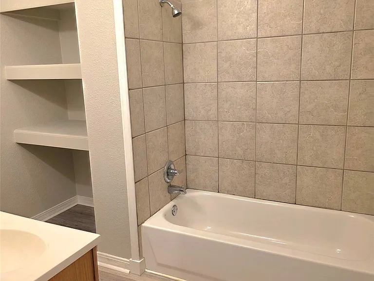 942 N Ross Ave — Photo 9