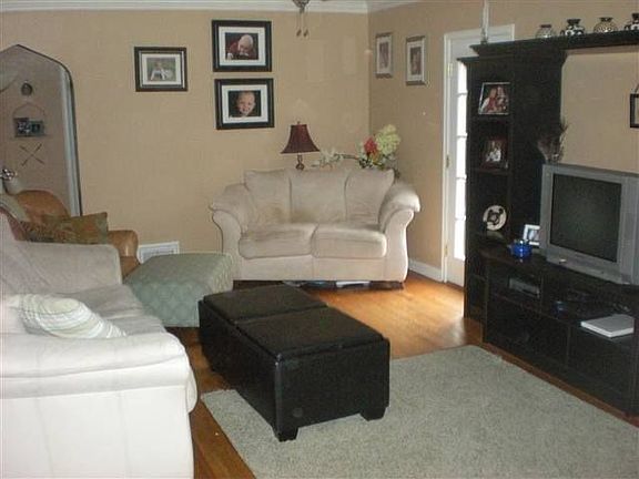 3rd image of 3809 Mason St