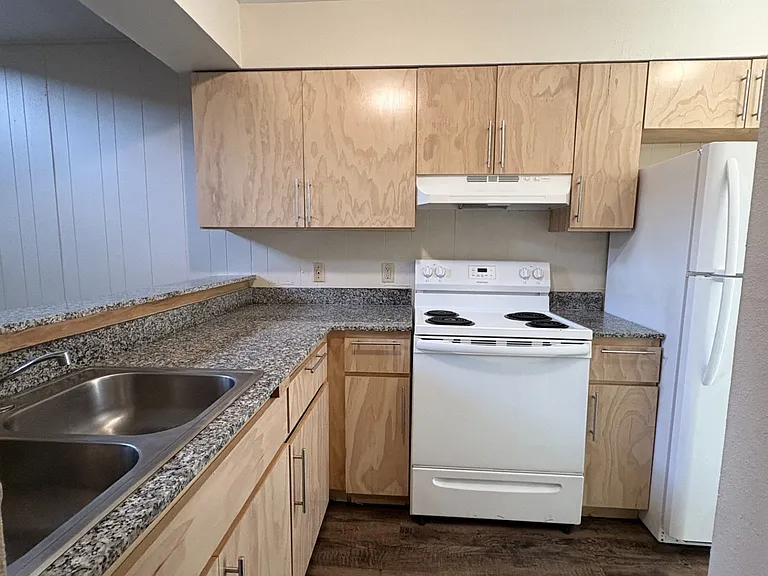 Sunshine Village Apartments — Photo 10