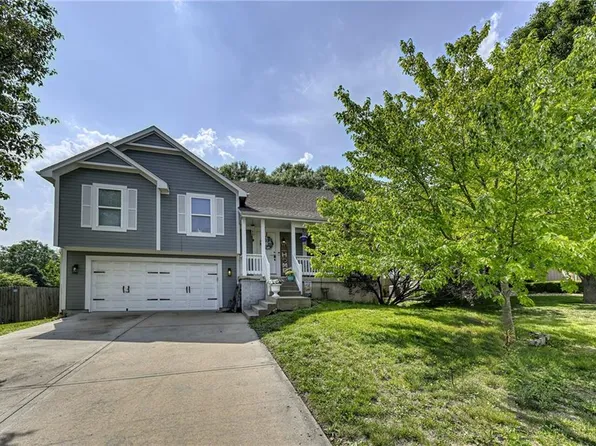 326 W Cottonwood Dr, Raymore, MO 64083