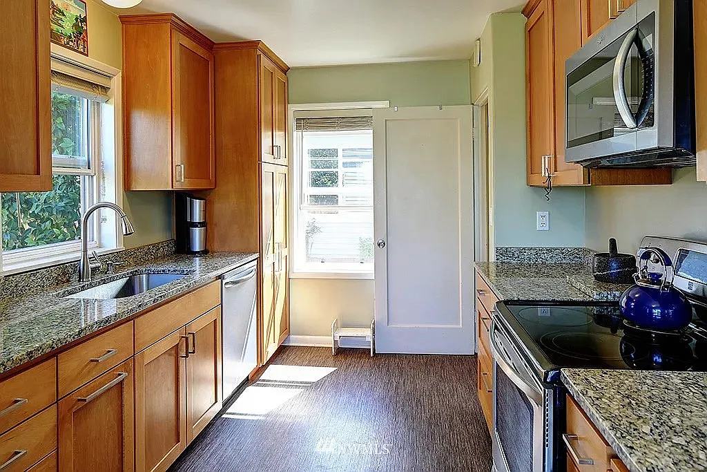 4 bed, 2470 sqft, $4,300 — Photo 4