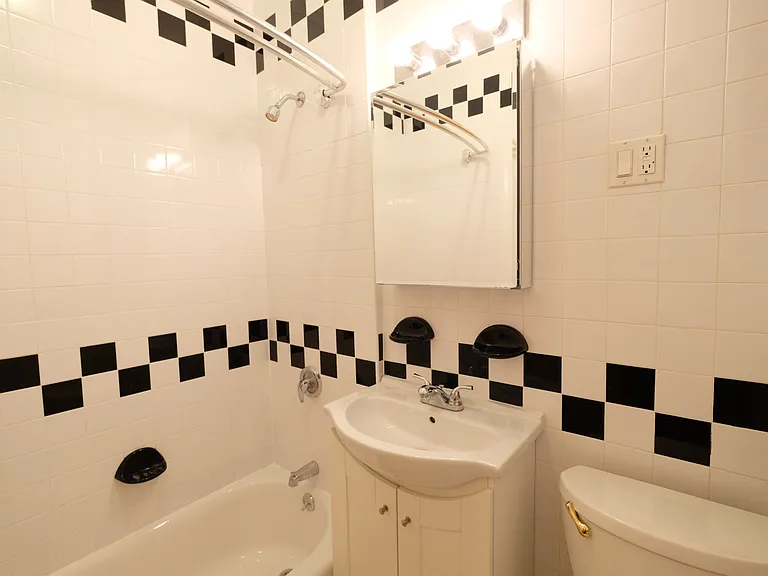 237 W 20th St #3B — Photo 10
