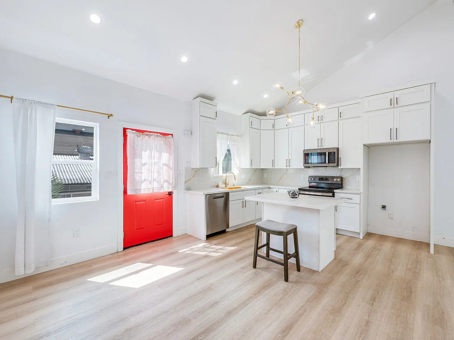 3 bed, 1250 sqft, $3,800 — Photo 4
