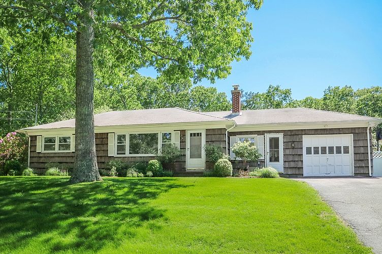 1st image of 22 Fairline Dr