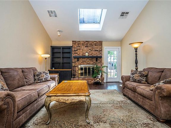 5th image of 2622 Silvertree Dr