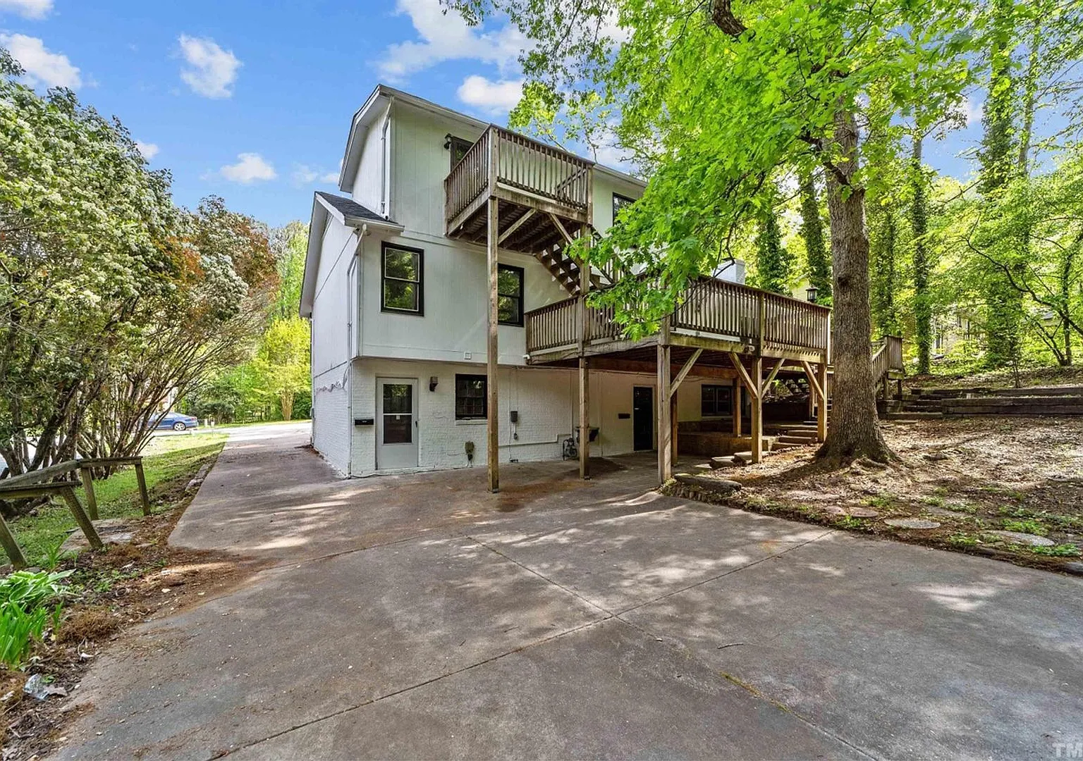 Room in 6 Bedroom House at Buckingham Rd — Photo 4