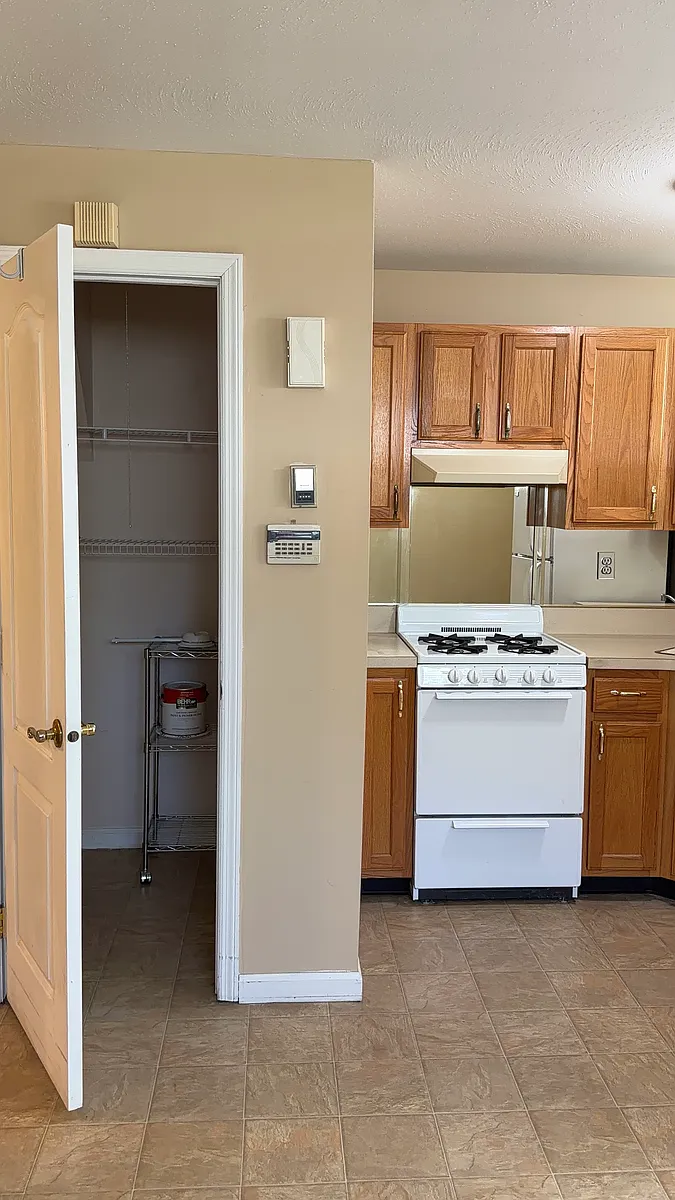 Building Photo - 586 Rockaway St #2