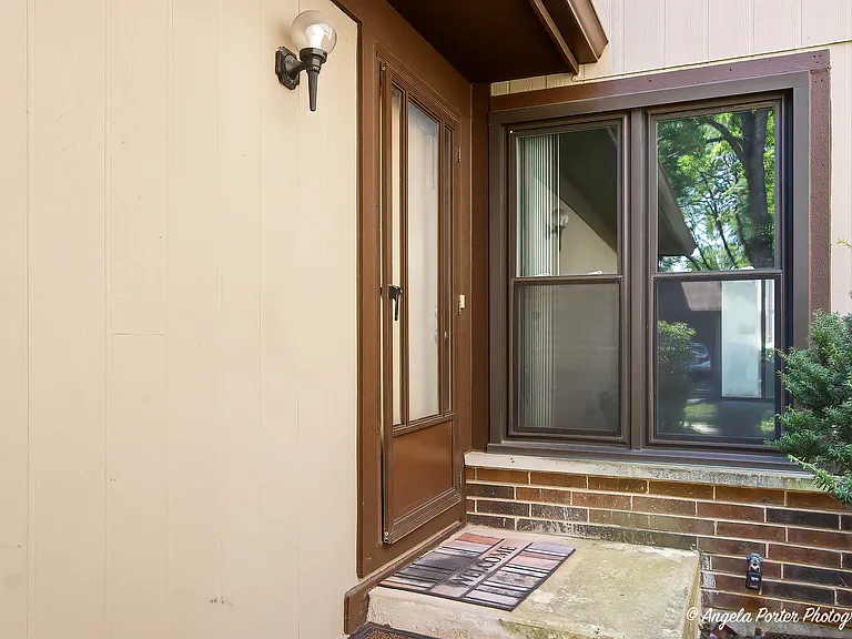 246 Shadowbend Dr — Photo 2