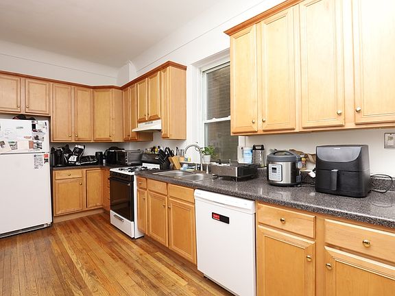 3rd image of 1873 N Sheffield Ave Floor 2