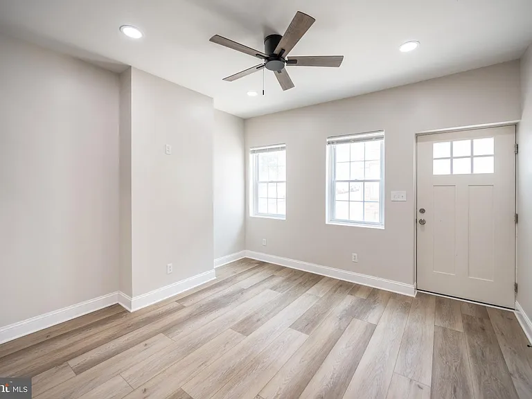 521 N Douglas St — Photo 3