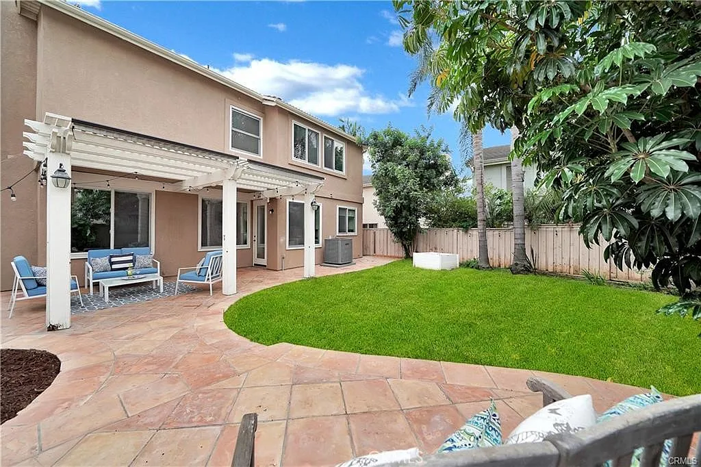 4 bed, 2.5 bath, 2003 sqft, $5,600 — Photo 3