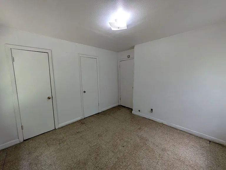 980-982 Oakland Street — Photo 7