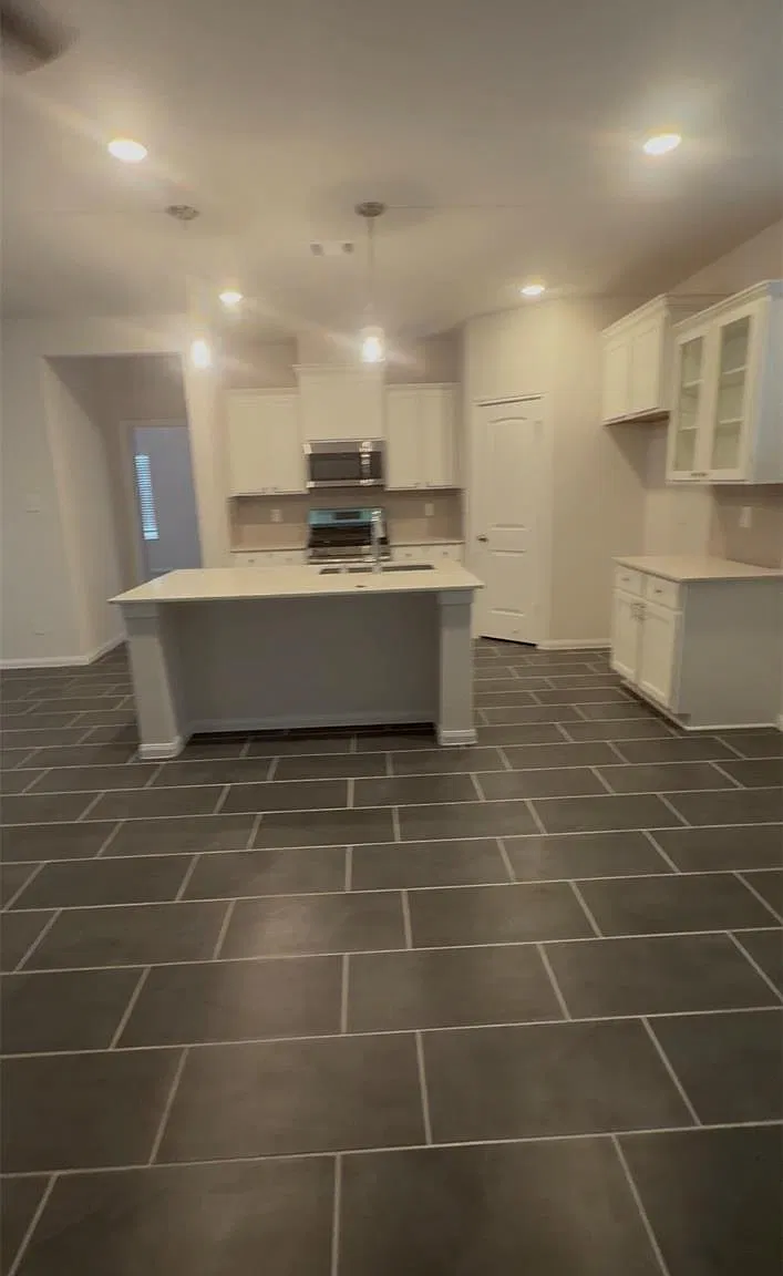 4 bed, 2.5 bath, 2052 sqft, $3,600 — Photo 2