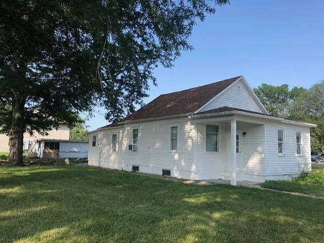 3 bed, 888 sqft, $1,775 — Photo 1