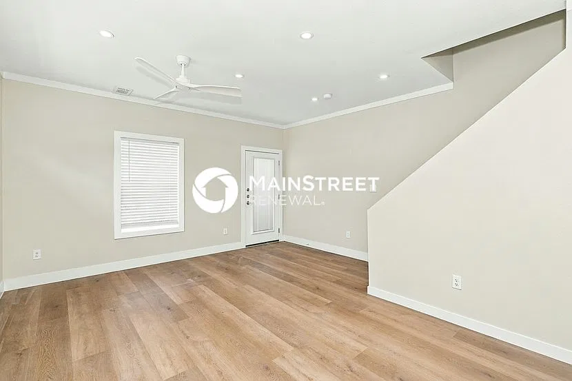 1057 E Oleander St — Photo 3