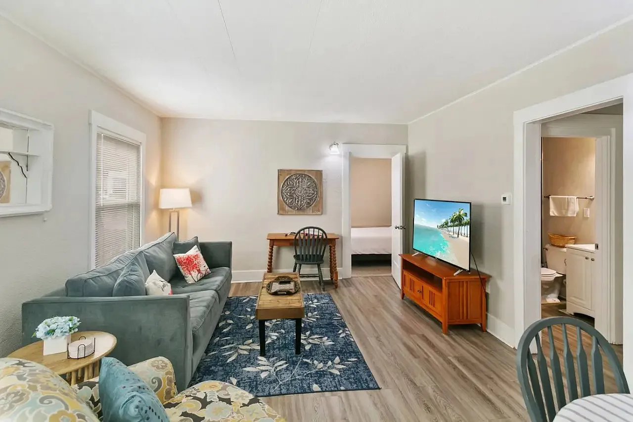2 bed, 900 sqft, $2,700 — Photo 1