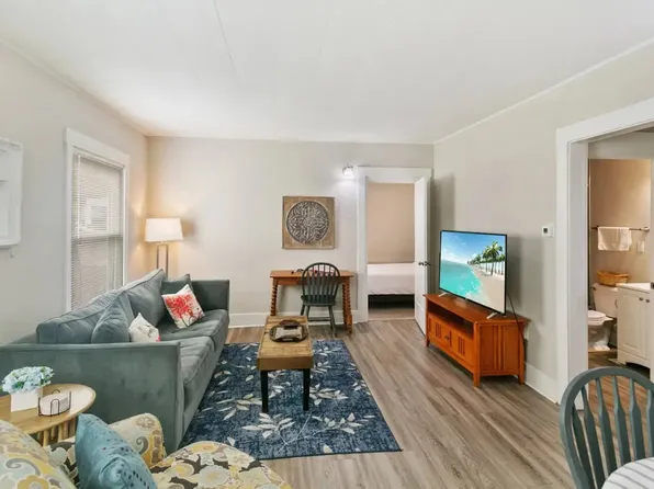 112 E Sunnyside Ave, Libertyville, IL 60048