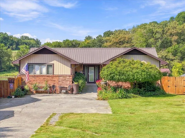 1304 River Breeze Dr, Sevierville, TN 37876