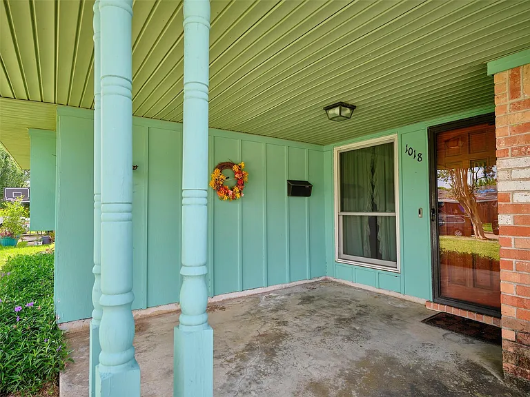 1018 Shawnee St — Photo 4