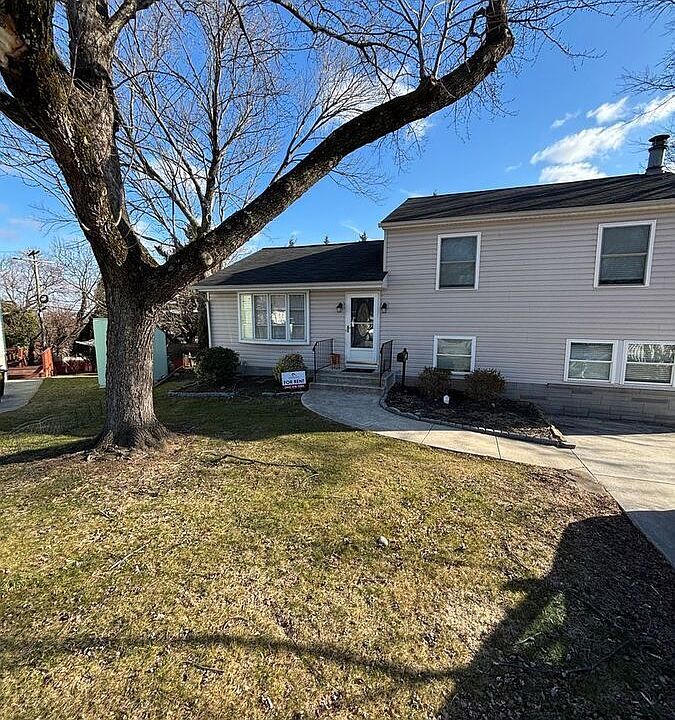 1st image of 203 Exeter Ct