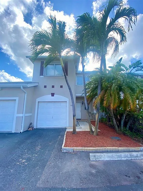3 bed, 2.5 bath, 1304 sqft, $2,940 — Photo 2