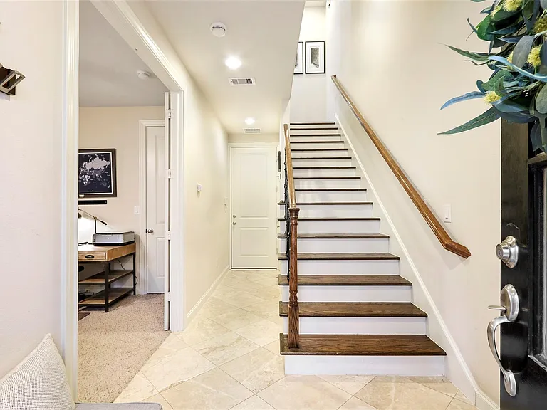 2049 Fannin Sta N — Photo 2
