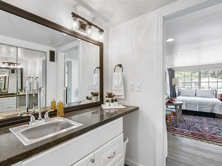 4207 E Grove St #B — Photo 8