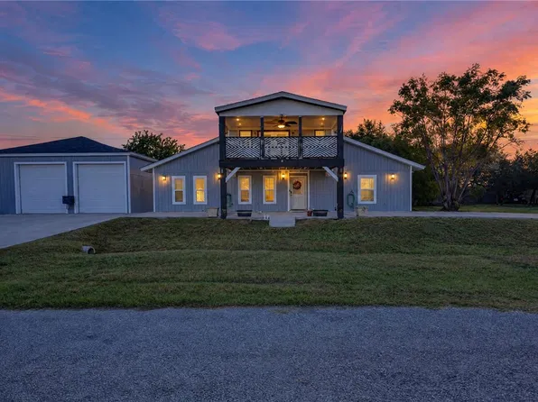 111 Pompano Dr, Rockport, TX 78382