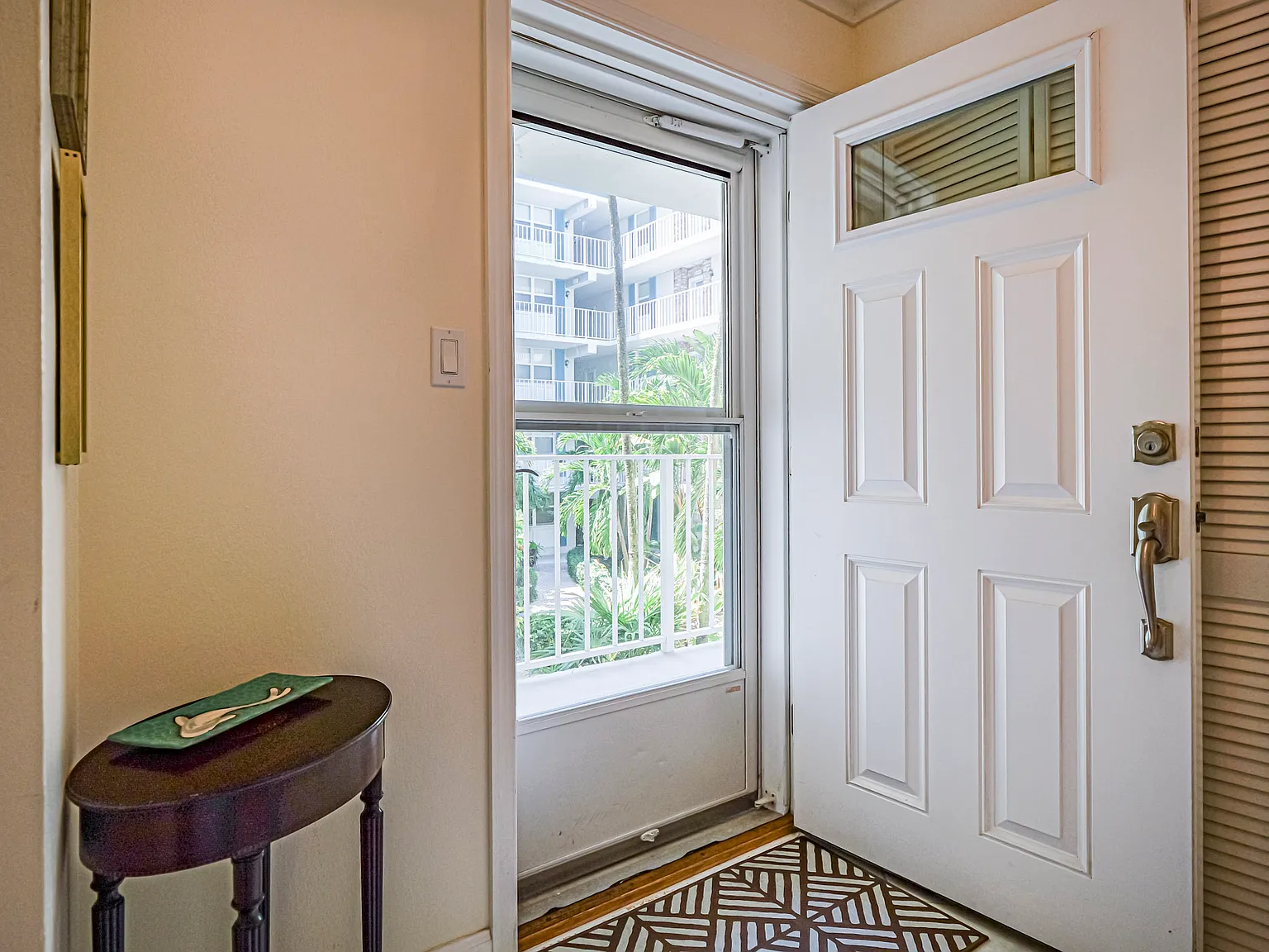 3 bed, 1960 sqft, $4,500 — Photo 2