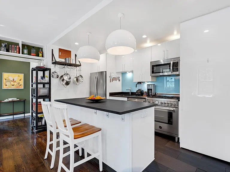 341 6th St #1F — Photo 4