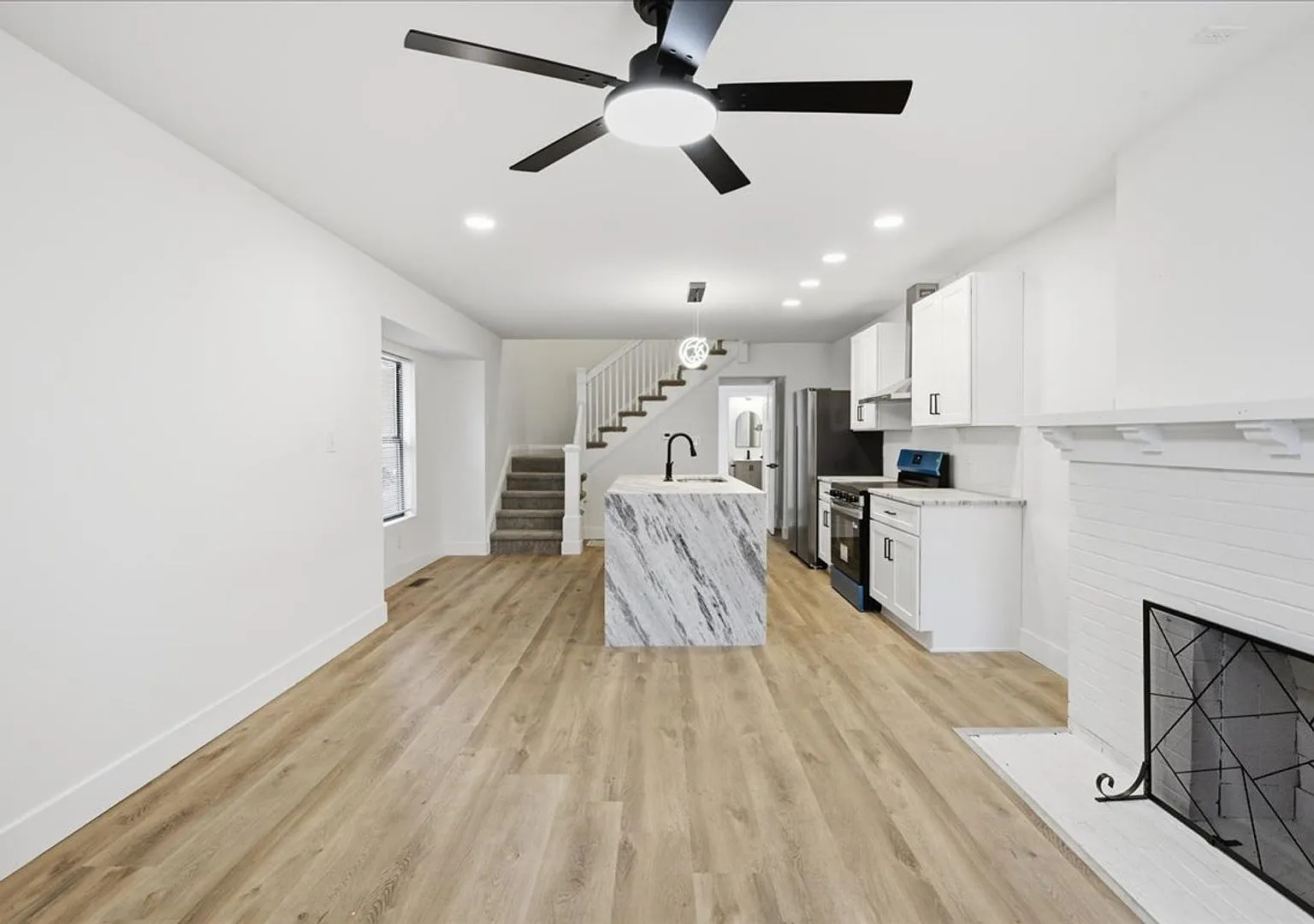 1036 N Parker Avenue - $1,795.00/mo. *Move in Special - Sign a lease by 7/30 and receive a $250 c... — Photo 4