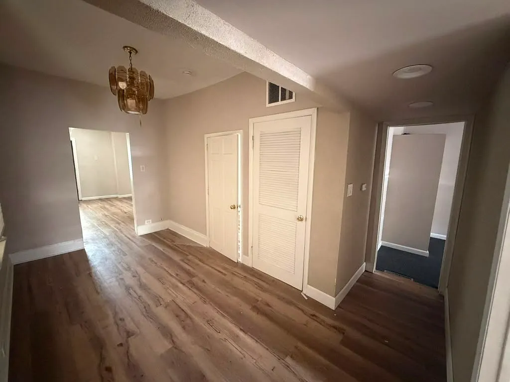 3 bed, 925 sqft, $1,050 — Photo 2