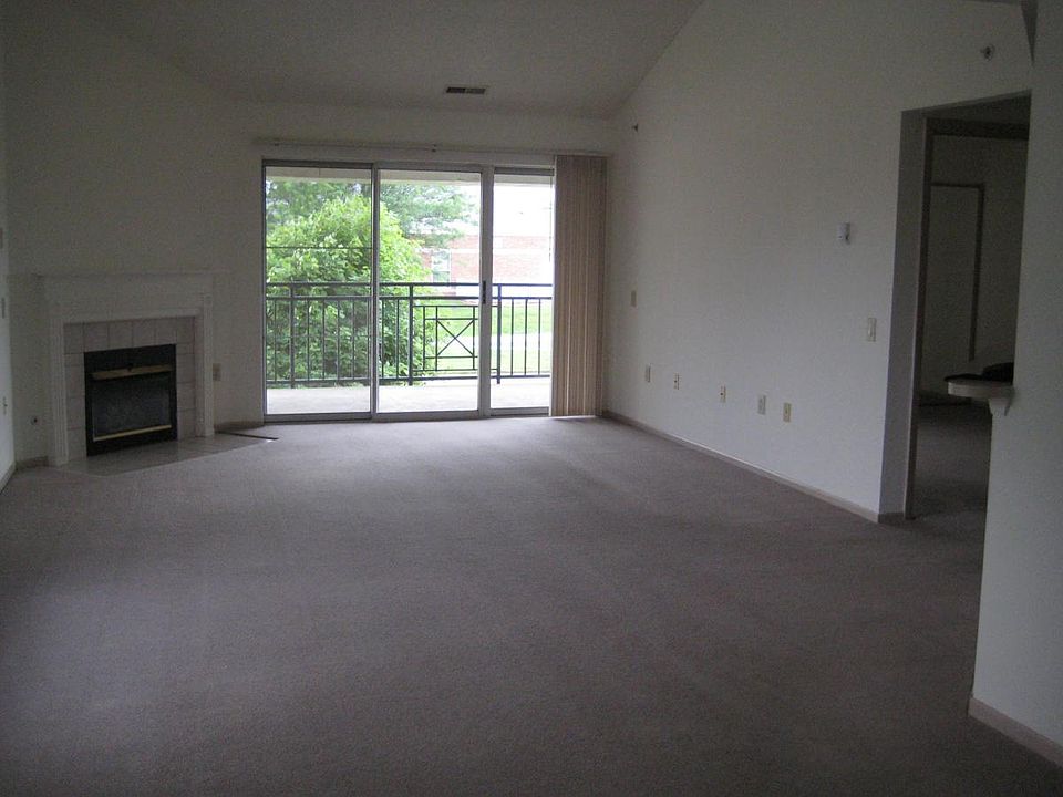Large livingroom with vaulted ceilings and a gas log firepla