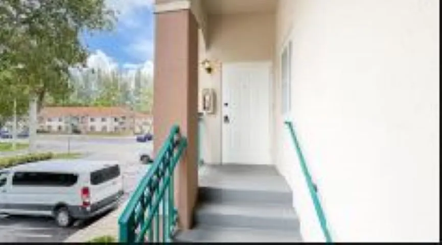 2 bed, 815 sqft, $1,585 — Photo 3