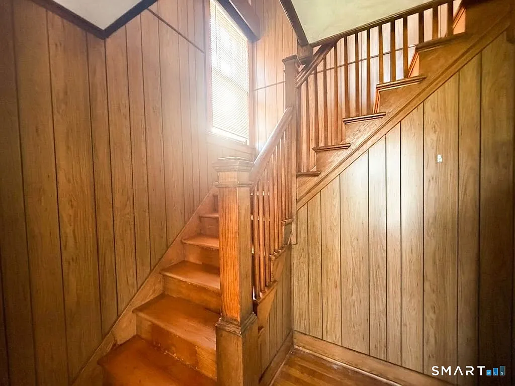 2 bed, 1.0 bath, 2240 sqft, $1,800 — Photo 2