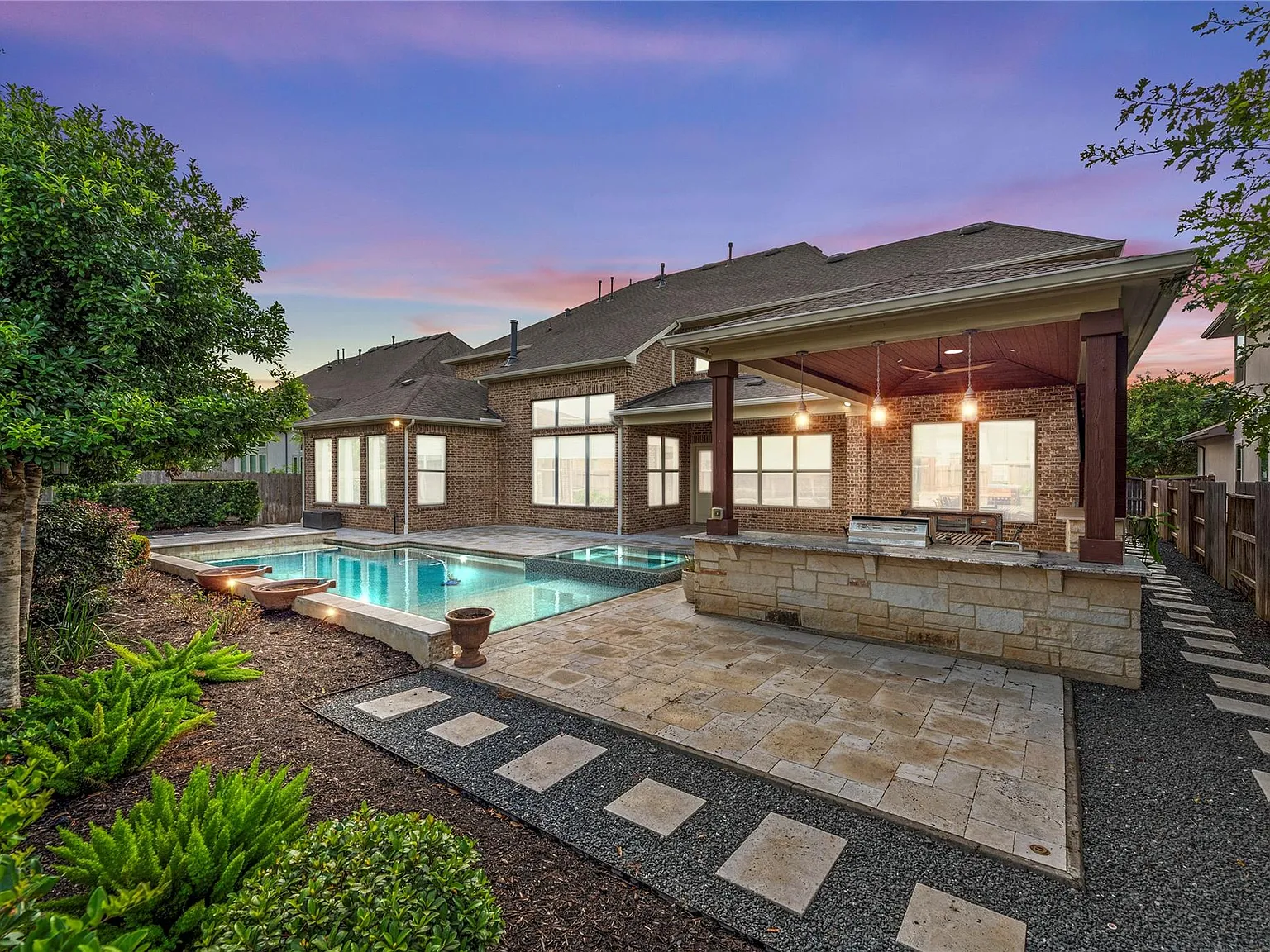 5 bed, 5.5 bath, 5869 sqft, $6,700 — Photo 2